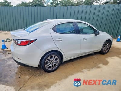 Trzecie zdjęcie samochodu z tyłu: 2020 TOYOTA YARIS LE VIN:3MYDLBYV1LY715806 - miniatura