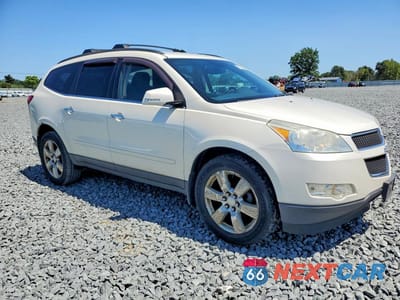 Czwarte zdjęcie samochodu z boku: 2011 CHEVROLET TRAVERSE LT VIN:1GNKRGED0BJ330356 - miniatura