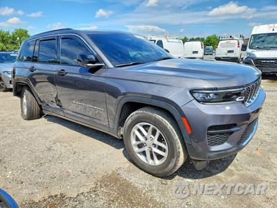 Czwarte zdjęcie samochodu z boku: 2025 JEEP GRAND CHEROKEE LAREDO VIN:1C4RJHAGXSC272460 - miniatura