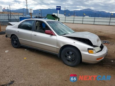 Czwarte zdjęcie samochodu z boku: 1997 HONDA ACCORD 4D SE VIN:1HGCD5603VA062498 - miniatura