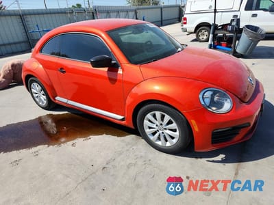 Czwarte zdjęcie samochodu z boku: 2018 VOLKSWAGEN BEETLE S VIN:3VWFD7AT1JM701397 - miniatura