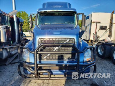Piąte zdjęcie samochodu w środku: 2016 VOLVO VNL SEMI TRUCK VIN:4V4NC9EG8GN942595 - miniatura