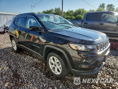 Czwarte zdjęcie samochodu z boku: 2025 JEEP COMPASS LATITUDE VIN:3C4NJDBN4ST549189 - miniatura