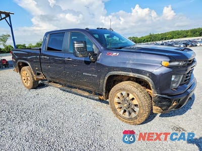 Czwarte zdjęcie samochodu z boku: 2024 CHEVROLET SILVERADO K2500 CUSTOM VIN:2GC4YME75R1232425 - miniatura