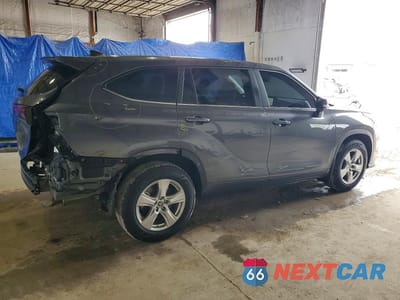 Trzecie zdjęcie samochodu z tyłu: 2023 TOYOTA HIGHLANDER LE VIN:5TDKDRAH0PS015482 - miniatura