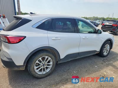 Trzecie zdjęcie samochodu z tyłu: 2020 FORD ESCAPE SE VIN:1FMCU0G69LUA10532 - miniatura