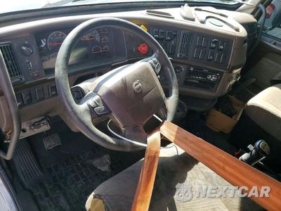 Zdjęcie 8 z 13 samochodu: 2017 VOLVO VNL SEMI TRUCK VIN:4V5N99UG8HN972189 - miniatura