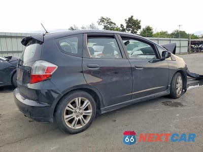 Trzecie zdjęcie samochodu z tyłu: 2011 HONDA FIT SPORT VIN:JHMGE8H59BC002084 - miniatura