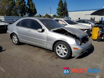 Czwarte zdjęcie samochodu z boku: 2004 MERCEDES-BENZ C 240 VIN:WDBRF61J04A622838 - miniatura