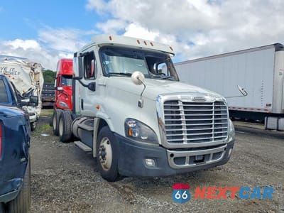 Czwarte zdjęcie samochodu z boku: 2018 FREIGHTLINER CASCADIA 125 SEMI TRUCK VIN:1FUJGEDR8JLJW4952 - miniatura