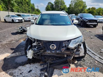 Piąte zdjęcie samochodu w środku: 2018 NISSAN ROGUE S VIN:5N1AT2MV6JC835044 - miniatura