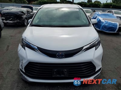 Piąte zdjęcie samochodu w środku: 2024 TOYOTA SIENNA LE VIN:5TDKRKECXRS195743 - miniatura