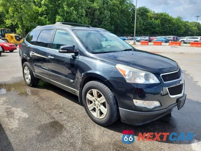 Czwarte zdjęcie samochodu z boku: 2010 CHEVROLET TRAVERSE LT VIN:1GNLVFED4AJ218913 - miniatura