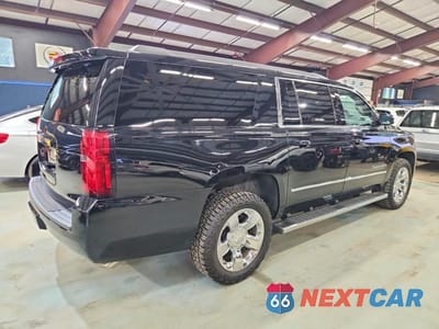 Trzecie zdjęcie samochodu z tyłu: 2019 CHEVROLET SUBURBAN K1500 LT VIN:1GNSKHKC4KR150174 - miniatura