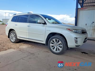 Czwarte zdjęcie samochodu z boku: 2013 TOYOTA HIGHLANDER HYBRID LIMITED VIN:JTEDC3EH2D2017350 - miniatura