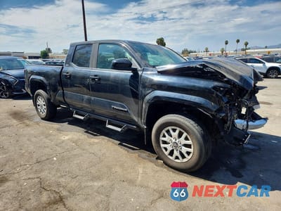 Czwarte zdjęcie samochodu z boku: 2024 TOYOTA TACOMA SR5 VIN:3TMLB5JN6RM042701 - miniatura