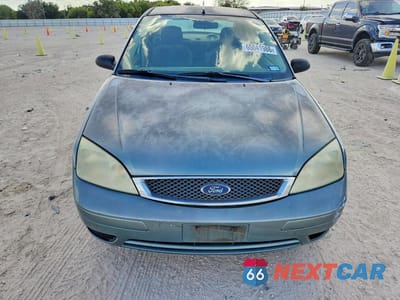 Piąte zdjęcie samochodu w środku: 2005 FORD FOCUS ZX4 VIN:1FAFP34NX5W272448 - miniatura