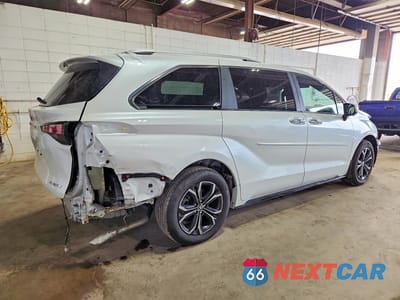 Trzecie zdjęcie samochodu z tyłu: 2025 TOYOTA SIENNA PLATINUM 7-PASSENGER VIN:5TDESKFC3SS163397 - miniatura