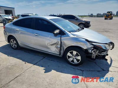 Czwarte zdjęcie samochodu z boku: 2018 CHEVROLET CRUZE LS VIN:1G1BC5SM0J7189103 - miniatura