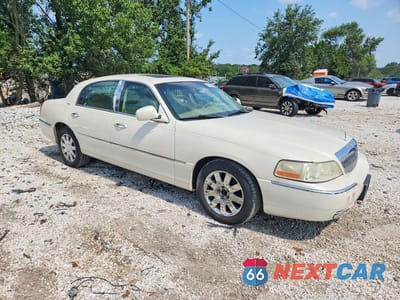 Czwarte zdjęcie samochodu z boku: 2007 LINCOLN TOWN CAR DESIGNER VIN:1LNHM83W57Y613776 - miniatura