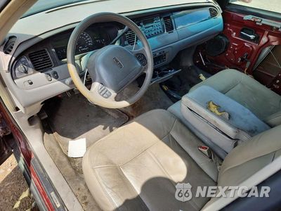 Zdjęcie 8 z 12 samochodu: 2001 LINCOLN TOWN CAR SIGNATURE VIN:1LNHM82W01Y629795 - miniatura