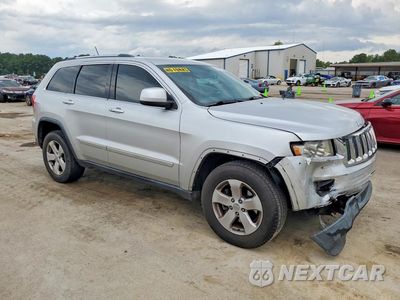 Czwarte zdjęcie samochodu z boku: 2013 JEEP GRAND CHEROKEE LAREDO VIN:1C4RJEAG6DC620885 - miniatura