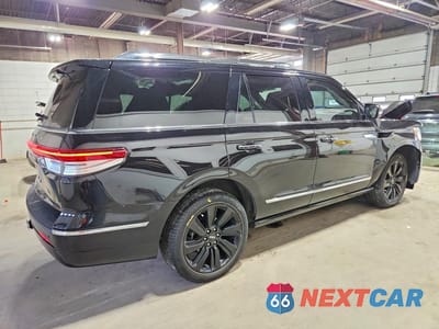 Trzecie zdjęcie samochodu z tyłu: 2023 LINCOLN NAVIGATOR RESERVE VIN:5LMJJ2KG9PEL05736 - miniatura