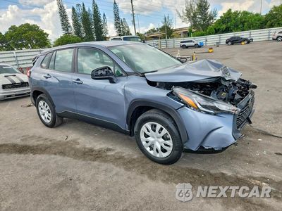 Czwarte zdjęcie samochodu z boku: 2023 TOYOTA COROLLA CROSS L VIN:7MUAAAAG8PV041685 - miniatura