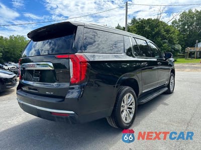 Trzecie zdjęcie samochodu z tyłu: 2022 GMC YUKON XL C1500 SLT VIN:1GKS1GKDXNR157170 - miniatura