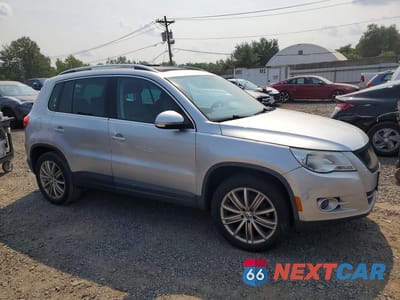Czwarte zdjęcie samochodu z boku: 2011 VOLKSWAGEN TIGUAN S VIN:WVGBV7AXXBW552468 - miniatura