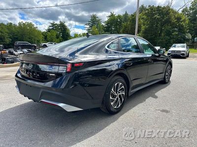 Trzecie zdjęcie samochodu z tyłu: 2026 HYUNDAI SONATA HYBRID BLUE VIN:KMHL24JJ3TA153729 - miniatura