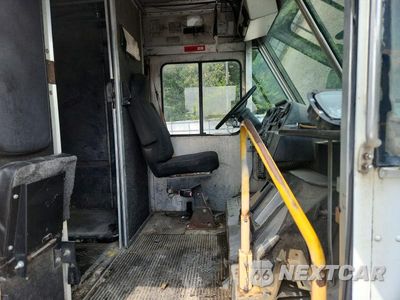 Zdjęcie 11 z 13 samochodu: 2000 FREIGHTLINER MT45 CHASSIS DELIVERY TRUCK VIN:4UZA4FA44YCF32521 - miniatura