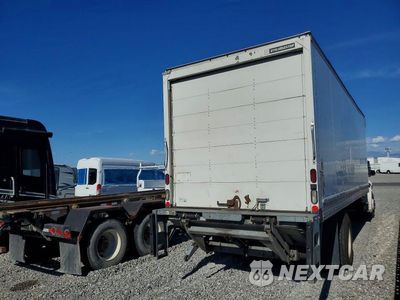 Trzecie zdjęcie samochodu z tyłu: 2015 FREIGHTLINER BUSINESS CLASS M2 BOX TRUCK VIN:1FVACWDU7FHGS8103 - miniatura