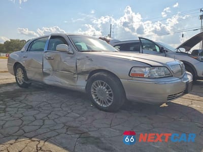 Czwarte zdjęcie samochodu z boku: 2011 LINCOLN TOWN CAR SIGNATURE LIMITED VIN:2LNBL8CV9BX759123 - miniatura
