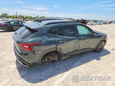 Trzecie zdjęcie samochodu z tyłu: 2026 CHEVROLET TRAX 1LT VIN:KL77LHEP2TC035522 - miniatura