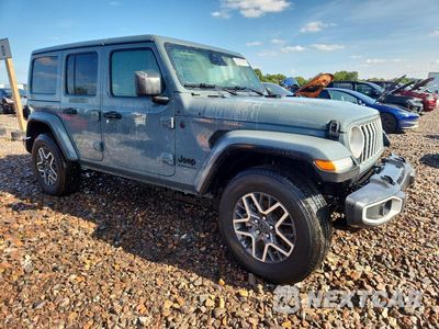 Czwarte zdjęcie samochodu z boku: 2026 JEEP WRANGLER SAHARA VIN:1C4PJXEG6TW191015 - miniatura
