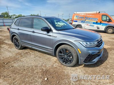 Czwarte zdjęcie samochodu z boku: 2023 VOLKSWAGEN TIGUAN SE R-LINE BLACK VIN:3VVCB7AX4PM142095 - miniatura