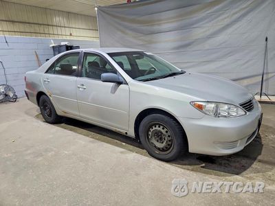 Czwarte zdjęcie samochodu z boku: 2005 TOYOTA CAMRY STANDARD VIN:4T1BE32K75U074909 - miniatura