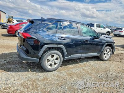 Trzecie zdjęcie samochodu z tyłu: 2021 TOYOTA RAV4 XLE VIN:2T3P1RFV4MW156918 - miniatura
