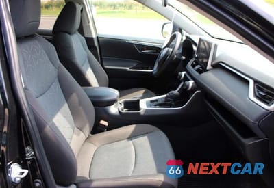Piąte zdjęcie samochodu w środku: 2025 TOYOTA RAV4 XLE VIN:2T3P1RFV4SC550580 - miniatura