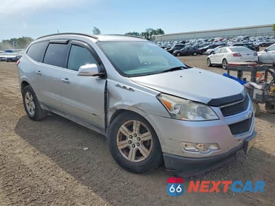 Czwarte zdjęcie samochodu z boku: 2010 CHEVROLET TRAVERSE LT VIN:1GNLRFED2AS150156 - miniatura