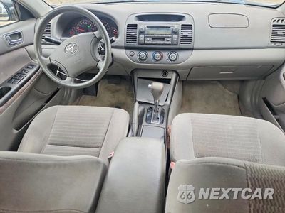 Zdjęcie 8 z 12 samochodu: 2005 TOYOTA CAMRY LE VIN:4T1BE32K05U031819 - miniatura