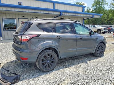 Trzecie zdjęcie samochodu z tyłu: 2018 FORD ESCAPE SE VIN:1FMCU0GD2JUC62411 - miniatura