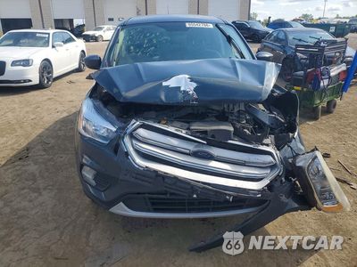 Piąte zdjęcie samochodu w środku: 2019 FORD ESCAPE SE VIN:1FMCU9GD2KUA16982 - miniatura