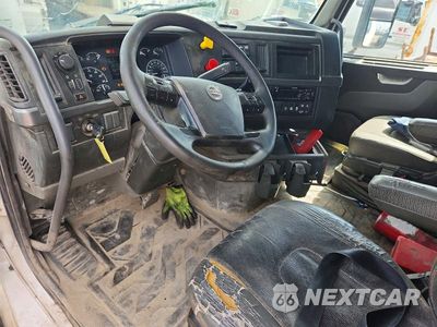 Zdjęcie 8 z 13 samochodu: 2020 VOLVO VNL SEMI TRUCK VIN:4V4NC9EH7LN228511 - miniatura