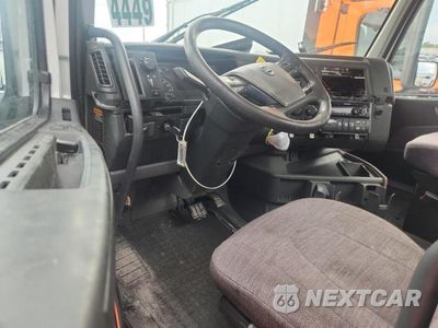 Zdjęcie 8 z 13 samochodu: 2019 VOLVO VNR SEMI TRUCK VIN:4V4WC9DG5KN898005 - miniatura