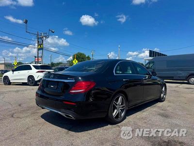 Czwarte zdjęcie samochodu z boku: 2019 MERCEDES-BENZ E 300 4MATIC VIN:WDDZF4KBXKA590724 - miniatura