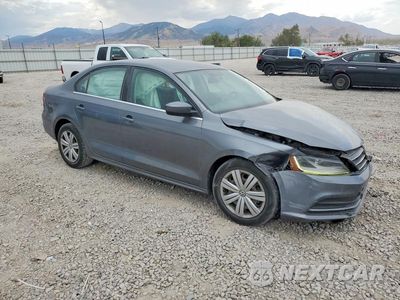 Czwarte zdjęcie samochodu z boku: 2017 VOLKSWAGEN JETTA S VIN:3VW2B7AJ9HM399693 - miniatura