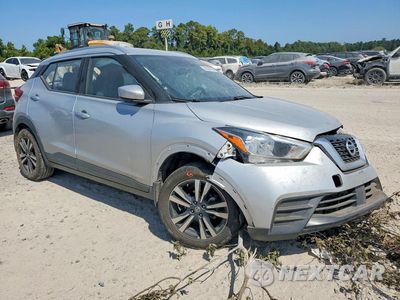 Czwarte zdjęcie samochodu z boku: 2020 NISSAN KICKS SV VIN:3N1CP5CV3LL523729 - miniatura