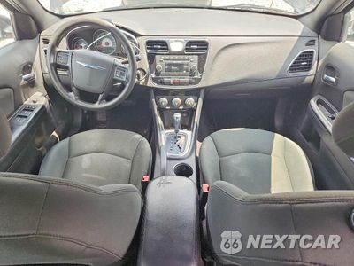 Zdjęcie 8 z 12 samochodu: 2012 CHRYSLER 200 LX VIN:1C3CCBAB5CN113745 - miniatura
